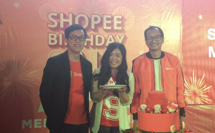 Head of Marketing Shopee Indonesia Handika Jahja bersama tim Shopee / DailySocial