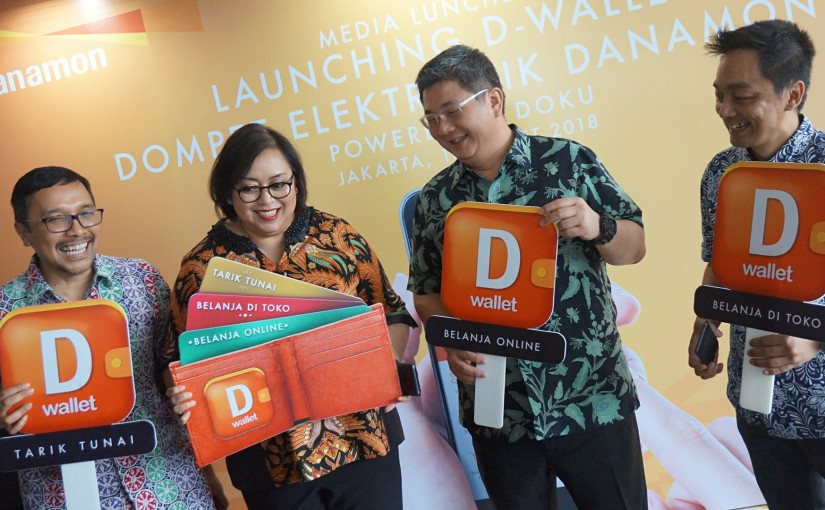 (ki-ka) Consumer Lending and E-Channel Head Bank Danamon Djamin Nainggolan, Direktur SME, Consumer Banking, dan Branch Network Bank Danamon Michellina Triwardhany, CEO Doku Thong Sannelius, dan SVP of Consumer Product Doku Ricky Richmond saat peluncuran aplikasi D-Wallet / DailySocial