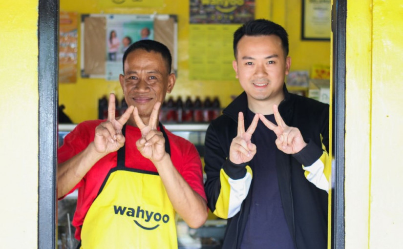 Founder dan CEO Wahyoo Peter Shearer bersama pemilik warung makan / Wahyoo