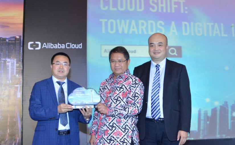 Alex Li dan Raymond Ma (Alibaba Cloud) bersama Menkominfo Rudiantara / Alibaba