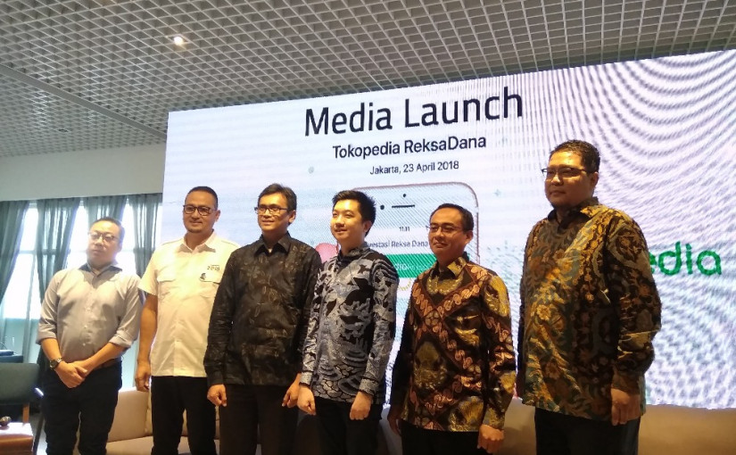 Ady F Pangerang (Bareksa), William Tanuwijaya (Tokopedia), Sujanto (OJK) bersama tamu undangan saat peluncuran reksa dana / DailySocial