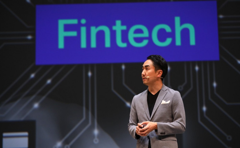 Takeshi Idezawa, Representative Director dan CEO LINE Corporation, memperkenalkan rangkaian layanan Fintech dari LINE / LINE