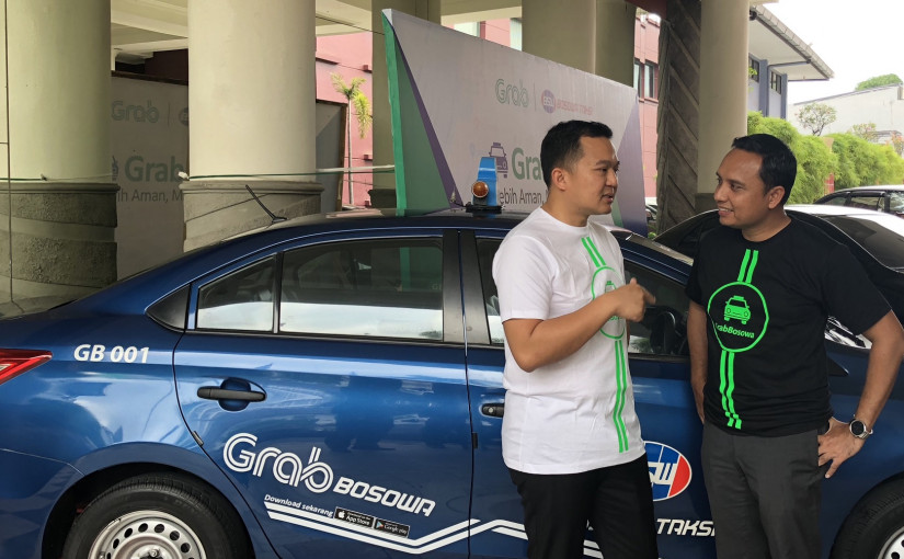 (ki-ka) Executive Director Grab Indonesia Ongki Kurniawan berbincang bersama CEO Bosowa Automotive Group Subhan Aksa / Grab