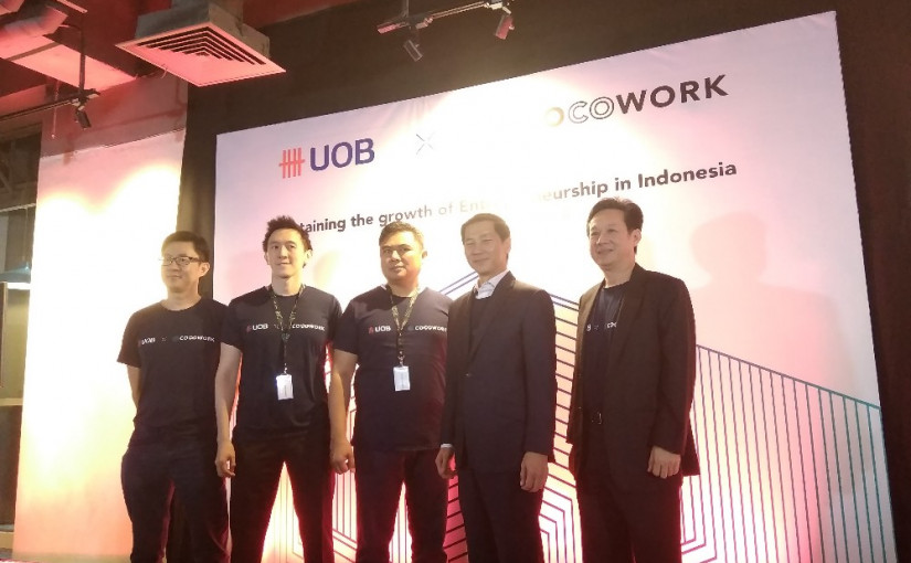 Kevin Lam, Pardi Kendy (UOB Indonesia) dan tim COCOWORK / DailySocial