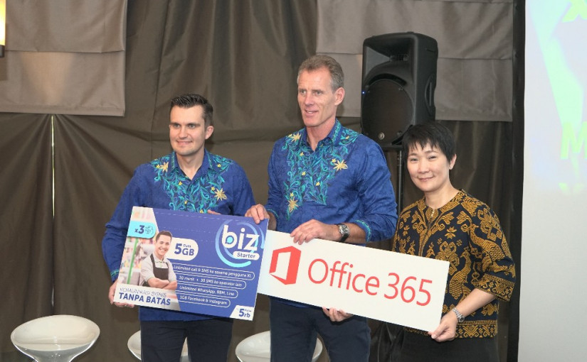 Kirill Mankovski, Allan Bonke (XL Axiata), dan Mulia Dewi Karnadi (Microsoft Indonesia) / XL Axiata