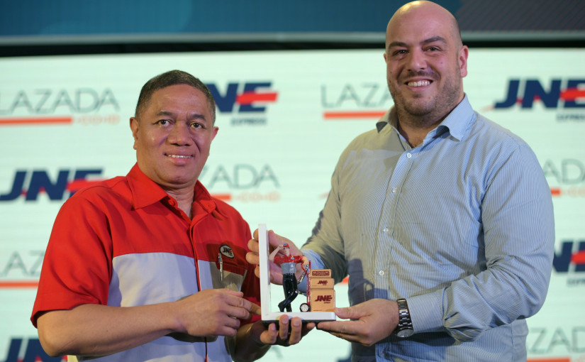 JNE's President Director Mohamad Feriadi & Lazada Indonesia's CEO Alessandro Piscini / Lazada