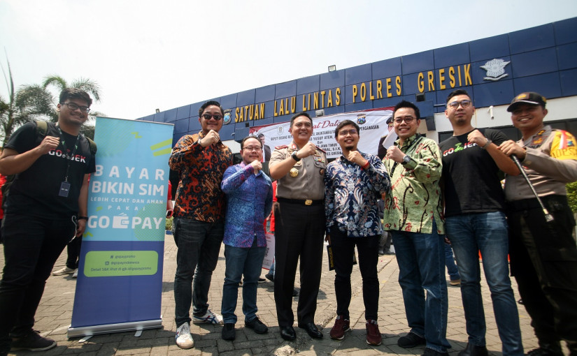 Kerja sama antara Polresta Gresik dengan GO-JEK mungkinkan masyarakat membayar PNBP SIM dengan GO-PAY.