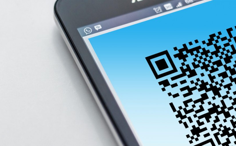 Bank Mandiri dan BCA merilis implementasi fitur QR code sebagai inovasi fintech. Masing-masing dalam bentuk Mandiri Pay dan QRku di BCA mobile dan Sakuku