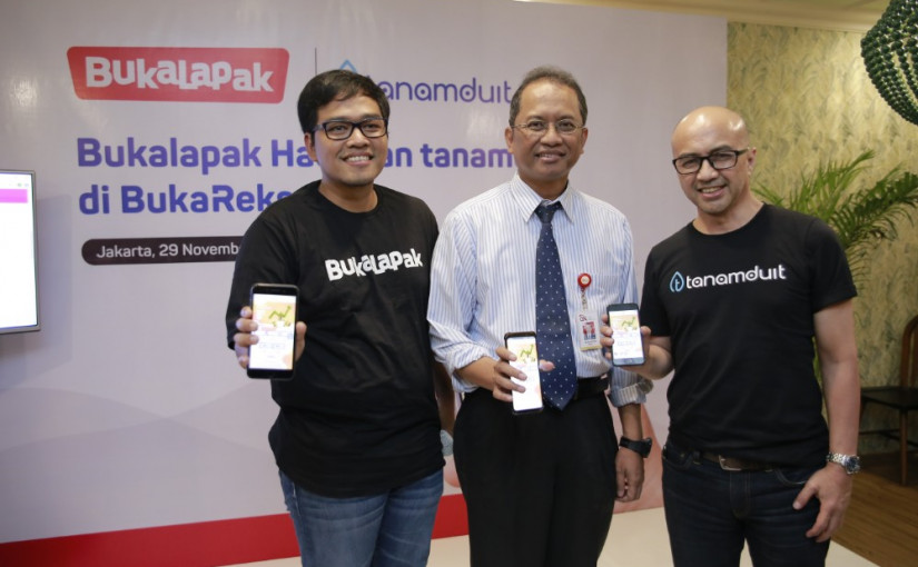 KI-Ka: Destya Danang Pradityo (Head of Payment & Financial Services Bukalapak), Halim Haryono (Deputi Direktur Pengelolaan Investasi OJK), Muhammad Hanif (Direktur Pengembangan Bisnis tanamduit) menunjukkan fitur Tanamduit di aplikasi Bukalapak