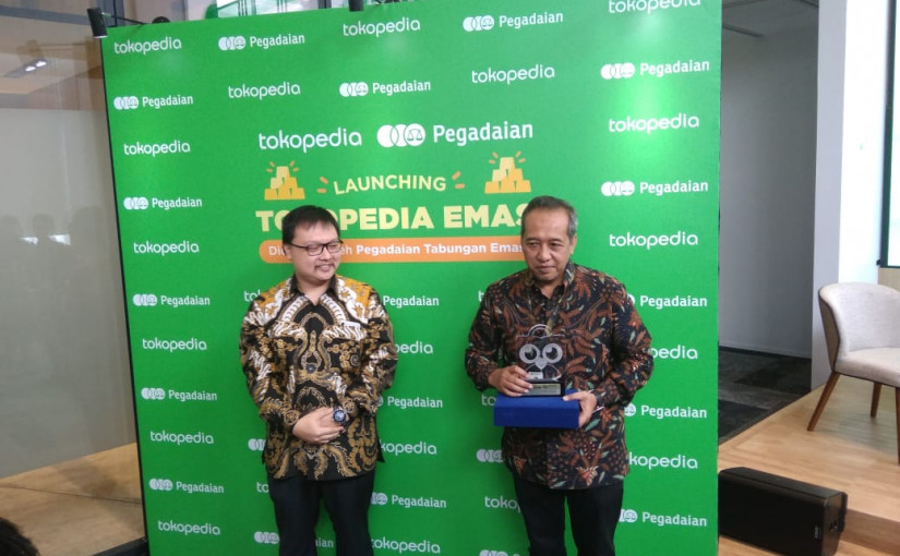 Tokopedia's Co-Founder & Vice Chairman, Leontinus Alpha Edison and PT Pegadaian's Director of Marketing & Product Development, Harianto Widodo at Tokopedia Emas launching