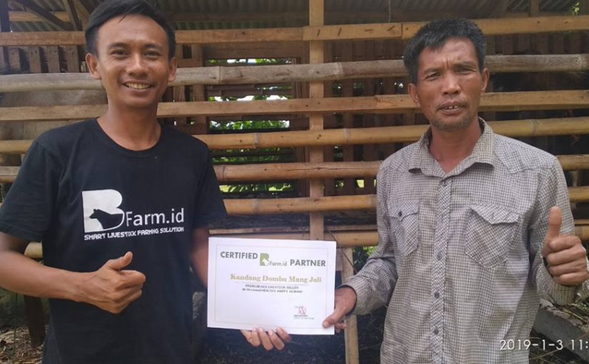 Bfarm's CEO, Fajar Fachruddin with one of the farmers / Bfarm