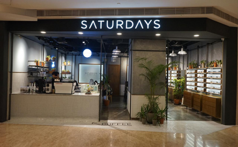 Saturdays menawarkan kacamata yang dijual secara direct to consumer melalui integrasi toko online dan offline