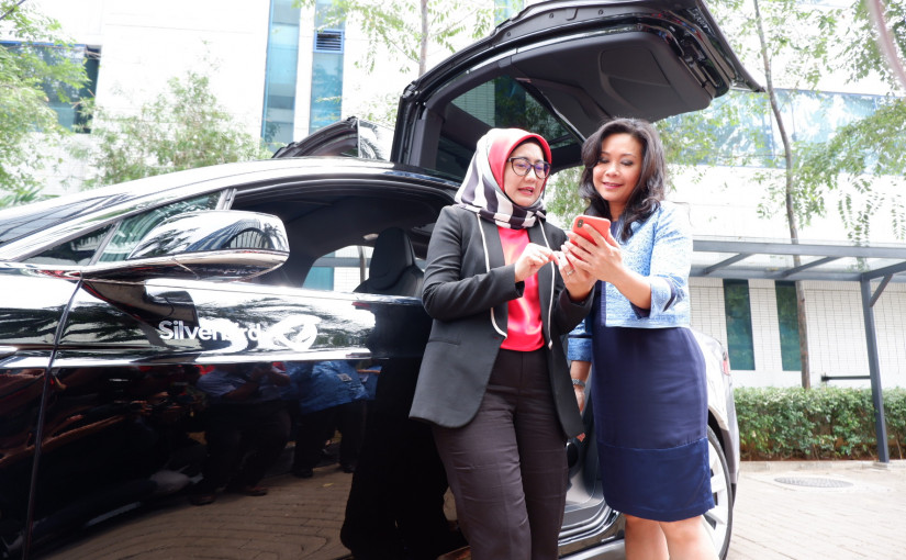 Telkomsel menjadi mitra teknologi IoT buat armada taksi listrik Bluebird (e-taxi) berteknologi IoT, menggantikan perangkat penghitung argo Fleety