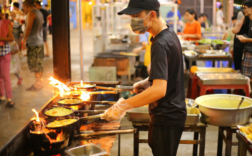 Teknologi berperan penting dalam revolusi bisnis makanan. Di Indonesia gelombang ini dimulai ketika Gojek memperkenalkan layanan pesan antar GoFood.