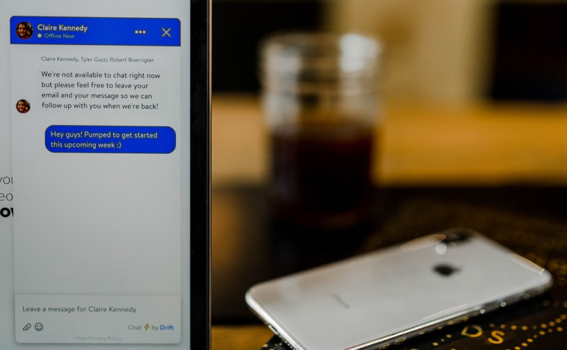 Beberapa plaform lokal mencoba peruntungan di sektor messaging. ChatAja dan Hi App mencoba peruntungan; Qiscus sudah nyaman sebagai platform SDK