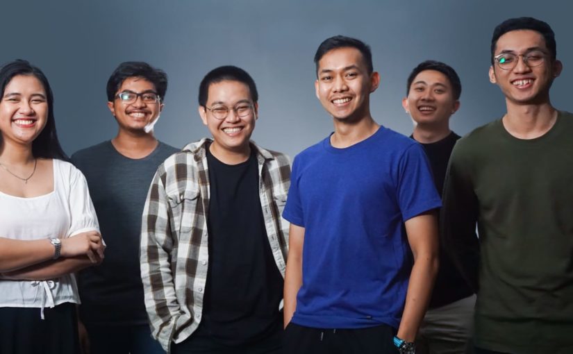 Co-founder Afiq Shofy Ramadhan dan Rahmat Albariqi (tengah) dengan tim Paras Digital