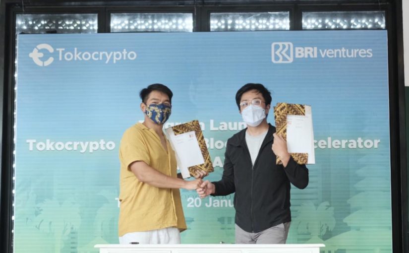 penandatanganan MoU antara CEO Tokocrypto Pang Xue Kai dengan CEO BRI Ventures Nicko Widjaja di T-Hub Batubelig, Bali