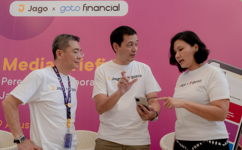 (Ki-ka) Head of Merchant Business Bank Jago Vincent C. Soegianto, Direktur Utama Bank Jago Kharim Siregar, dan Head of Merchant Platform GoTo Financial Novi Tandjung