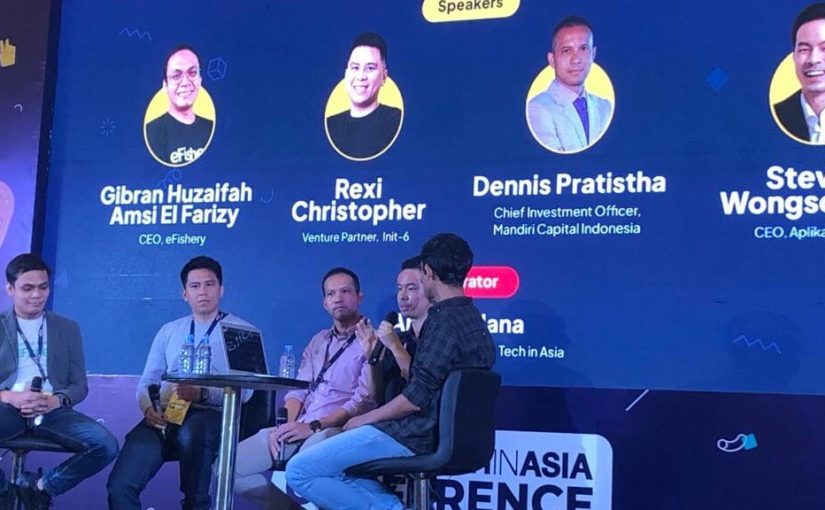 Co-Founder & CEO eFisery Gibran Huzaifah dan Co-Founder & CEO Super Steven Wongsoredjo saat di acara Techinasia Conference