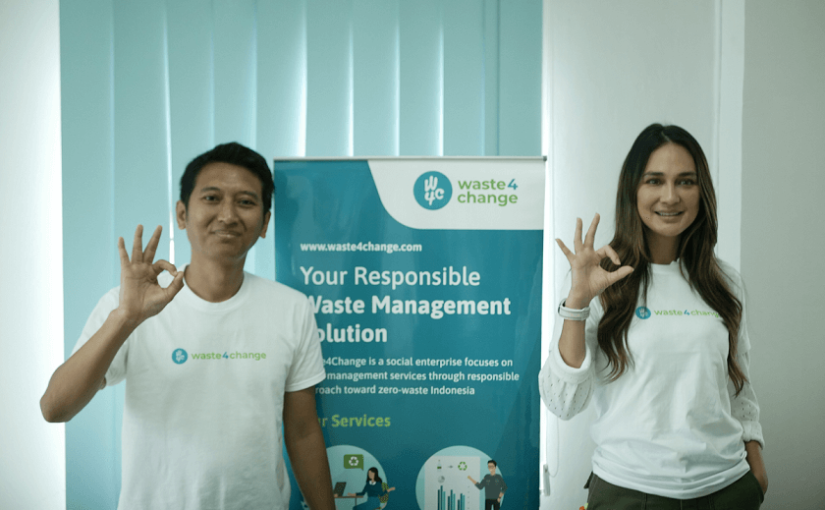 Founder dan CEO Waste4Change Mohamad Bijaksana Junerosano bersama Founder NAMA Beauty Luna Maya / Waste4Change