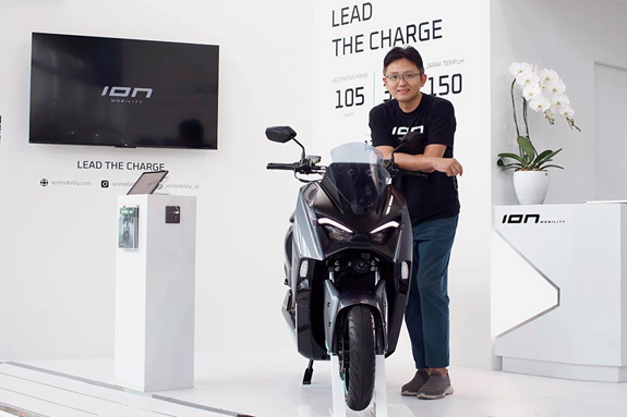 Founder & CEO ION Mobility James Chan bersama produk perdananya M1-S / ION Mobility